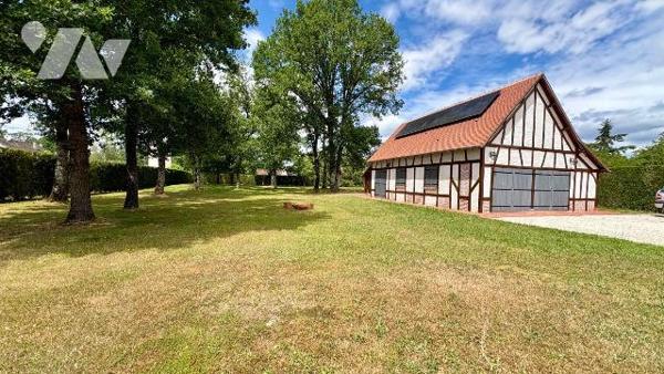 Derrière son portail et au bout d'une charmante allée privée, cette propriété se cache à LA FER...