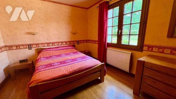 Derrière son portail et au bout d'une charmante allée privée, cette propriété se cache à LA FER...