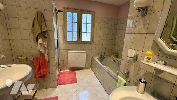 Derrière son portail et au bout d'une charmante allée privée, cette propriété se cache à LA FER...