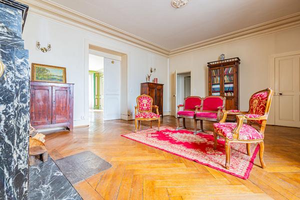 Maison Bourgeoise ,Dole Saint-Ylie, 380 m² habitable + greniers + caves + dépendance