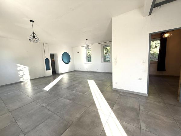 Calme - Aucun vis à vis - Lumineuse - A rénover