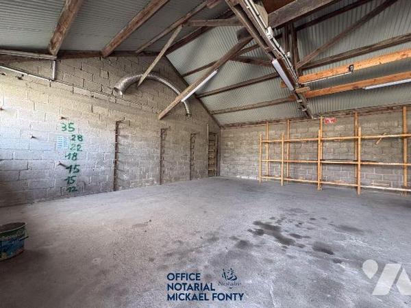 Hangar de 170 m² sur un terrain de 500 m², équipé de 2 grandes portes et d'un espace parking.
...