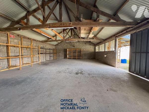 Hangar de 170 m² sur un terrain de 500 m², équipé de 2 grandes portes et d'un espace parking.
...