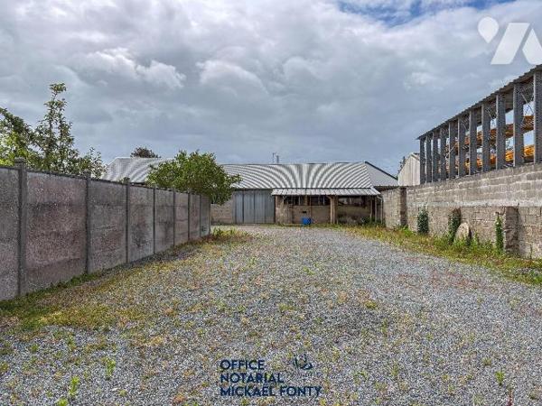 Hangar de 170 m² sur un terrain de 500 m², équipé de 2 grandes portes et d'un espace parking.
...
