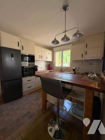 Quartier résidentiel, 
Maison individuelle sur sous-sol complet comprenant, au rez-de-chaussée...