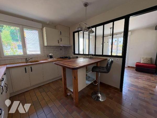 Quartier résidentiel, 
Maison individuelle sur sous-sol complet comprenant, au rez-de-chaussée...