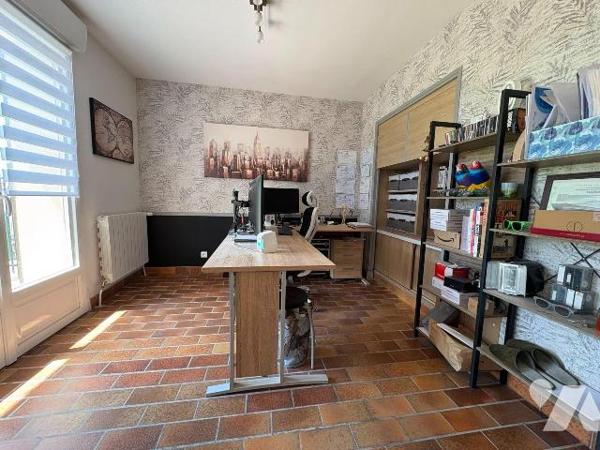Quartier résidentiel, 
Maison individuelle sur sous-sol complet comprenant, au rez-de-chaussée...