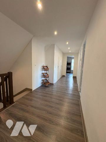 Quartier résidentiel, 
Maison individuelle sur sous-sol complet comprenant, au rez-de-chaussée...