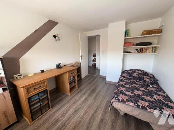 Quartier résidentiel, 
Maison individuelle sur sous-sol complet comprenant, au rez-de-chaussée...