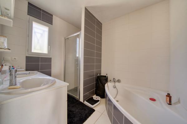 Villa contemporaine de 144 m² 6 chambres avec piscine  Secteur Gémozac Saintonge Viticole