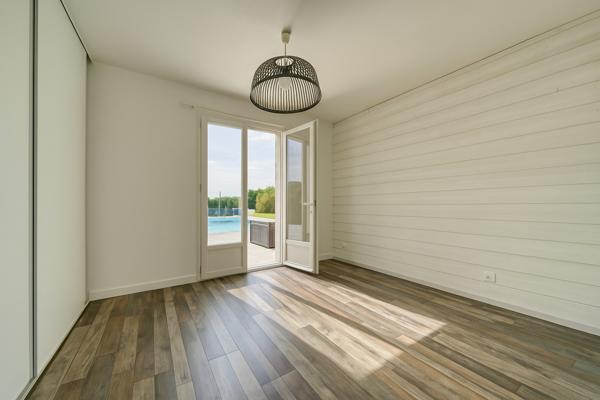Villa contemporaine de 144 m² 6 chambres avec piscine  Secteur Gémozac Saintonge Viticole