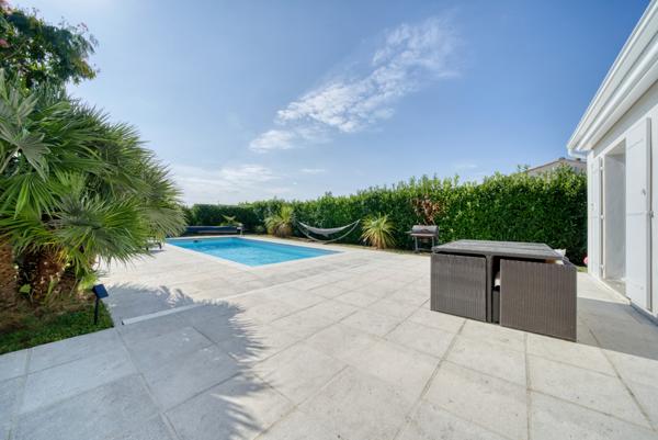 Villa contemporaine de 144 m² 6 chambres avec piscine  Secteur Gémozac Saintonge Viticole