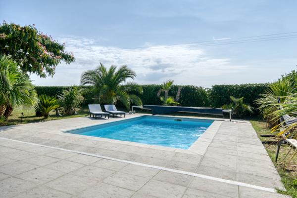 Villa contemporaine de 144 m² 6 chambres avec piscine  Secteur Gémozac Saintonge Viticole