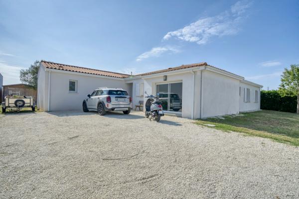 Villa contemporaine de 144 m² 6 chambres avec piscine  Secteur Gémozac Saintonge Viticole