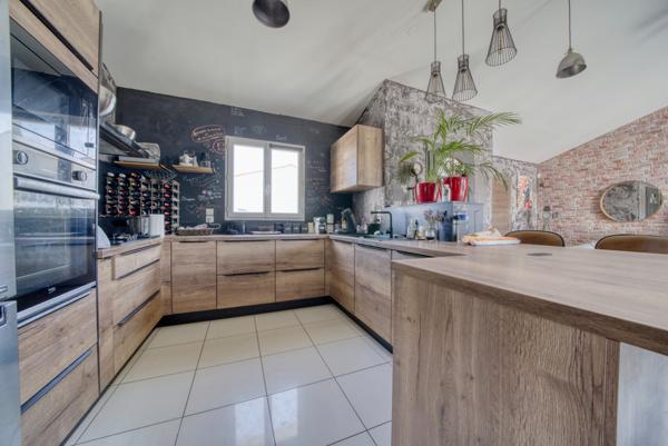 Villa contemporaine de 144 m² 6 chambres avec piscine  Secteur Gémozac Saintonge Viticole