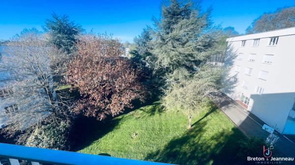 LAVAL - Appartement avec trois balcons