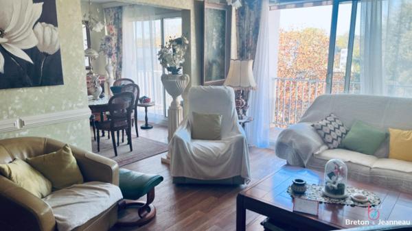 LAVAL - Appartement avec trois balcons