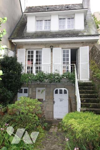 Maison d'habitation construite sur deux niveaux et comprenant 4 chambres , atelier et terrain clos 