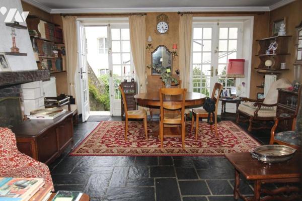 Maison d'habitation construite sur deux niveaux et comprenant 4 chambres , atelier et terrain clos 