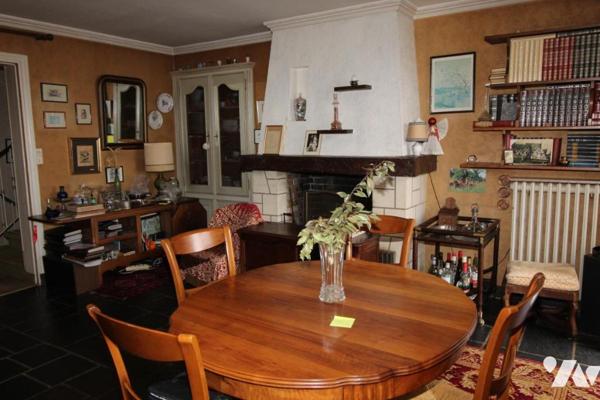 Maison d'habitation construite sur deux niveaux et comprenant 4 chambres , atelier et terrain clos 