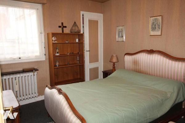 Maison d'habitation construite sur deux niveaux et comprenant 4 chambres , atelier et terrain clos 