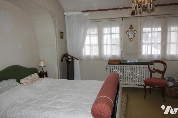 Maison d'habitation construite sur deux niveaux et comprenant 4 chambres , atelier et terrain clos 