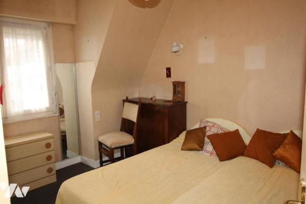 Maison d'habitation construite sur deux niveaux et comprenant 4 chambres , atelier et terrain clos 