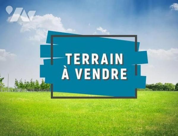 À vendre, terrain constructible de 1 117 m² situé à Petite-Synthe, dans le quartier Dessinguez....