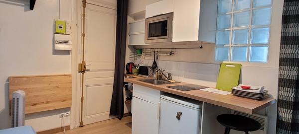 Paris (75008) STUDIO A 50 METRES DU PARC MONCEAU