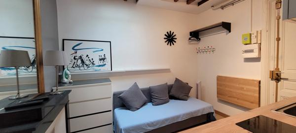 Paris (75008) STUDIO A 50 METRES DU PARC MONCEAU