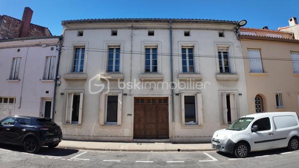 "Une maison de caractère à réinventer, au cœur d'Albi"

À deux pas de la place du Vigan et de ses nombreuses commodités, découvrez cette maison de caractère développant environ 276 m², bénéficiant d'un jardin en cœur de ville et offrant de nombreuses possibilités d'aménagement.

Derrière sa façade discrète se dévoilent de généreux volumes et de nombreux éléments témoignant du charme de l'ancien : parquets, carreaux anciens, portes vitrées, escalier et belles hauteurs sous plafond.
La maison permet aujourd'hui d'envisager 5 à 6 chambres, selon la configuration souhaitée, et bénéficie d'une véranda largement ouverte sur le jardin, véritable prolongement des espaces de vie.
Autre atout : une possibilité de création d'un garage, sous réserve de faisabilité technique et administrative, apportant une fonctionnalité particulièrement recherchée en centre-ville.

Entièrement à rénover, cette propriété s'adresse à des acquéreurs souhaitant révéler le caractère et le potentiel d'une maison ancienne et créer un lieu de vie entièrement personnalisé.
Sa superficie et sa configuration permettent d'imaginer différents projets : grande maison familiale, habitation avec espace professionnel, projet patrimonial ou autre aménagement selon les besoins et la faisabilité du projet.
Les travaux à prévoir sont importants, notamment concernant l'assainissement, l'électricité, les pièces d'eau, la cuisine et la rénovation générale.

Un bien rare par son emplacement, sa superficie, son jardin et ses possibilités, destiné à un acquéreur recherchant avant tout du volume, du caractère et un véritable potentiel de transformation en plein cœur d'Albi.
A votre disposition pour vous faire découvrir cette opportunité !