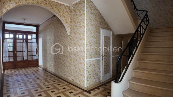 "Une maison de caractère à réinventer, au cœur d'Albi"

À deux pas de la place du Vigan et de ses nombreuses commodités, découvrez cette maison de caractère développant environ 276 m², bénéficiant d'un jardin en cœur de ville et offrant de nombreuses possibilités d'aménagement.

Derrière sa façade discrète se dévoilent de généreux volumes et de nombreux éléments témoignant du charme de l'ancien : parquets, carreaux anciens, portes vitrées, escalier et belles hauteurs sous plafond.
La maison permet aujourd'hui d'envisager 5 à 6 chambres, selon la configuration souhaitée, et bénéficie d'une véranda largement ouverte sur le jardin, véritable prolongement des espaces de vie.
Autre atout : une possibilité de création d'un garage, sous réserve de faisabilité technique et administrative, apportant une fonctionnalité particulièrement recherchée en centre-ville.

Entièrement à rénover, cette propriété s'adresse à des acquéreurs souhaitant révéler le caractère et le potentiel d'une maison ancienne et créer un lieu de vie entièrement personnalisé.
Sa superficie et sa configuration permettent d'imaginer différents projets : grande maison familiale, habitation avec espace professionnel, projet patrimonial ou autre aménagement selon les besoins et la faisabilité du projet.
Les travaux à prévoir sont importants, notamment concernant l'assainissement, l'électricité, les pièces d'eau, la cuisine et la rénovation générale.

Un bien rare par son emplacement, sa superficie, son jardin et ses possibilités, destiné à un acquéreur recherchant avant tout du volume, du caractère et un véritable potentiel de transformation en plein cœur d'Albi.
A votre disposition pour vous faire découvrir cette opportunité !