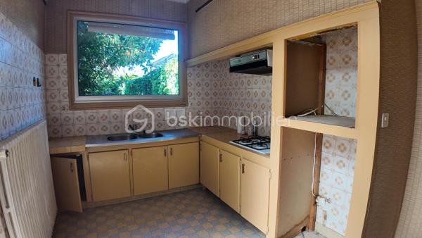 "Une maison de caractère à réinventer, au cœur d'Albi"

À deux pas de la place du Vigan et de ses nombreuses commodités, découvrez cette maison de caractère développant environ 276 m², bénéficiant d'un jardin en cœur de ville et offrant de nombreuses possibilités d'aménagement.

Derrière sa façade discrète se dévoilent de généreux volumes et de nombreux éléments témoignant du charme de l'ancien : parquets, carreaux anciens, portes vitrées, escalier et belles hauteurs sous plafond.
La maison permet aujourd'hui d'envisager 5 à 6 chambres, selon la configuration souhaitée, et bénéficie d'une véranda largement ouverte sur le jardin, véritable prolongement des espaces de vie.
Autre atout : une possibilité de création d'un garage, sous réserve de faisabilité technique et administrative, apportant une fonctionnalité particulièrement recherchée en centre-ville.

Entièrement à rénover, cette propriété s'adresse à des acquéreurs souhaitant révéler le caractère et le potentiel d'une maison ancienne et créer un lieu de vie entièrement personnalisé.
Sa superficie et sa configuration permettent d'imaginer différents projets : grande maison familiale, habitation avec espace professionnel, projet patrimonial ou autre aménagement selon les besoins et la faisabilité du projet.
Les travaux à prévoir sont importants, notamment concernant l'assainissement, l'électricité, les pièces d'eau, la cuisine et la rénovation générale.

Un bien rare par son emplacement, sa superficie, son jardin et ses possibilités, destiné à un acquéreur recherchant avant tout du volume, du caractère et un véritable potentiel de transformation en plein cœur d'Albi.
A votre disposition pour vous faire découvrir cette opportunité !