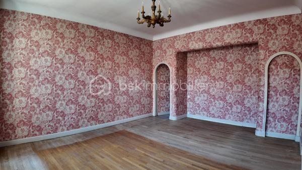 "Une maison de caractère à réinventer, au cœur d'Albi"

À deux pas de la place du Vigan et de ses nombreuses commodités, découvrez cette maison de caractère développant environ 276 m², bénéficiant d'un jardin en cœur de ville et offrant de nombreuses possibilités d'aménagement.

Derrière sa façade discrète se dévoilent de généreux volumes et de nombreux éléments témoignant du charme de l'ancien : parquets, carreaux anciens, portes vitrées, escalier et belles hauteurs sous plafond.
La maison permet aujourd'hui d'envisager 5 à 6 chambres, selon la configuration souhaitée, et bénéficie d'une véranda largement ouverte sur le jardin, véritable prolongement des espaces de vie.
Autre atout : une possibilité de création d'un garage, sous réserve de faisabilité technique et administrative, apportant une fonctionnalité particulièrement recherchée en centre-ville.

Entièrement à rénover, cette propriété s'adresse à des acquéreurs souhaitant révéler le caractère et le potentiel d'une maison ancienne et créer un lieu de vie entièrement personnalisé.
Sa superficie et sa configuration permettent d'imaginer différents projets : grande maison familiale, habitation avec espace professionnel, projet patrimonial ou autre aménagement selon les besoins et la faisabilité du projet.
Les travaux à prévoir sont importants, notamment concernant l'assainissement, l'électricité, les pièces d'eau, la cuisine et la rénovation générale.

Un bien rare par son emplacement, sa superficie, son jardin et ses possibilités, destiné à un acquéreur recherchant avant tout du volume, du caractère et un véritable potentiel de transformation en plein cœur d'Albi.
A votre disposition pour vous faire découvrir cette opportunité !