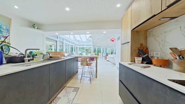 VILLA 240 m² POUILLON CENTRE