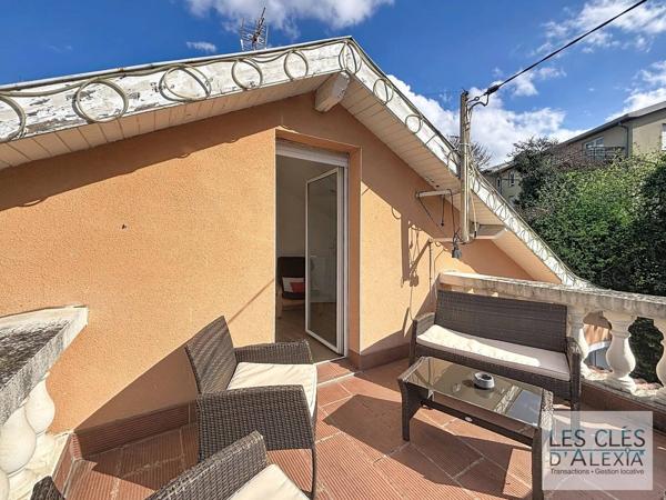 MAISON À BRON - AU CALME