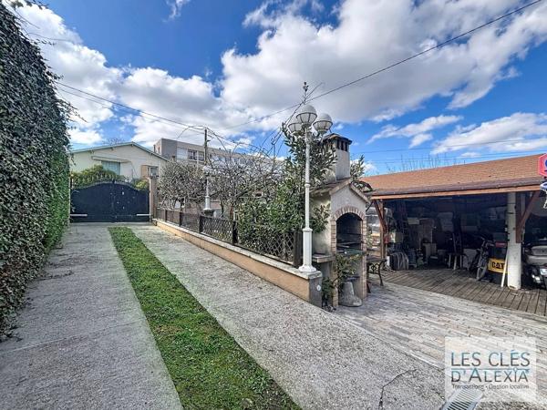 MAISON À BRON - AU CALME