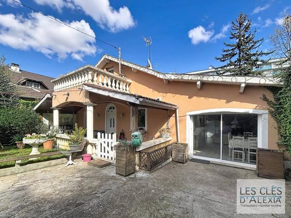 MAISON À BRON - AU CALME