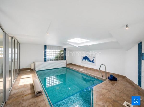 Plongez dans un univers d'élégance rare. BSK IMMOBILIER vous présente cette demeure de prestige s'étendant sur 357 m² habitables sur une parcelle exceptionnelle d'environ 3500 m².

L'une des pièces maîtresses de cette propriété est son espace de loisirs et de bien-être. Lumineuse grâce à de généreux puits de jour, elle abrite une somptueuse Piscine Intérieure ainsi qu'une vaste pièce, idéale pour y aménager votre salle de sport ou pour recevoir.

Au RDC : Un Hall d'entrée, un vaste Salon-Séjour lumineux avec poutres apparantes, une Cuisine prête à l'emploi, 3 Chambres, une Salle de bains et un WC.

Au premier étage : 2 Chambres supplémentaires, une Salle d'eau et un WC.

Sous-sol complet : Un espace total sous toute la surface de la Maison comprenant un grand Garage ainsi que plusieurs pièces pouvant servir de Stockage/Atelier.

Vous disposerez également d'un vaste espace de Bureau attenant à la maison, offrant un cadre idéal pour le télétravail ou l'exercice d'une profession libérale.

- Menuiseries PVC / BOIS Double Vitrage
- Chauffage Fioul par radiateurs
- Toiture Ardoise

N'hésitez pas à me contacter pour plus d'informations ou pour organiser votre visite !