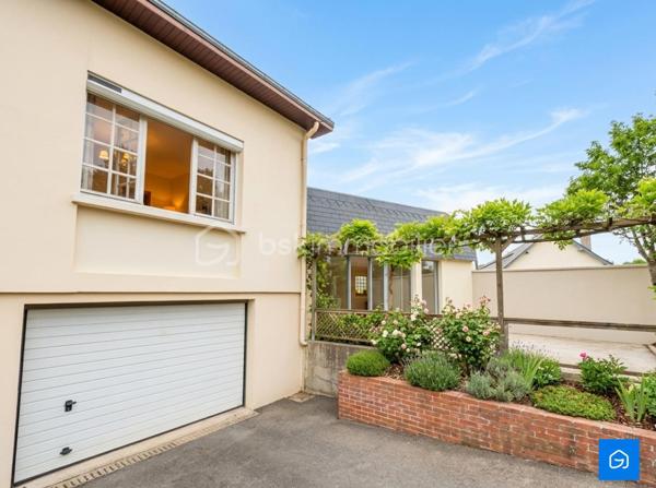 Plongez dans un univers d'élégance rare. BSK IMMOBILIER vous présente cette demeure de prestige s'étendant sur 357 m² habitables sur une parcelle exceptionnelle d'environ 3500 m².

L'une des pièces maîtresses de cette propriété est son espace de loisirs et de bien-être. Lumineuse grâce à de généreux puits de jour, elle abrite une somptueuse Piscine Intérieure ainsi qu'une vaste pièce, idéale pour y aménager votre salle de sport ou pour recevoir.

Au RDC : Un Hall d'entrée, un vaste Salon-Séjour lumineux avec poutres apparantes, une Cuisine prête à l'emploi, 3 Chambres, une Salle de bains et un WC.

Au premier étage : 2 Chambres supplémentaires, une Salle d'eau et un WC.

Sous-sol complet : Un espace total sous toute la surface de la Maison comprenant un grand Garage ainsi que plusieurs pièces pouvant servir de Stockage/Atelier.

Vous disposerez également d'un vaste espace de Bureau attenant à la maison, offrant un cadre idéal pour le télétravail ou l'exercice d'une profession libérale.

- Menuiseries PVC / BOIS Double Vitrage
- Chauffage Fioul par radiateurs
- Toiture Ardoise

N'hésitez pas à me contacter pour plus d'informations ou pour organiser votre visite !