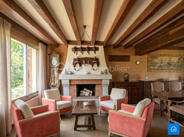 Plongez dans un univers d'élégance rare. BSK IMMOBILIER vous présente cette demeure de prestige s'étendant sur 357 m² habitables sur une parcelle exceptionnelle d'environ 3500 m².

L'une des pièces maîtresses de cette propriété est son espace de loisirs et de bien-être. Lumineuse grâce à de généreux puits de jour, elle abrite une somptueuse Piscine Intérieure ainsi qu'une vaste pièce, idéale pour y aménager votre salle de sport ou pour recevoir.

Au RDC : Un Hall d'entrée, un vaste Salon-Séjour lumineux avec poutres apparantes, une Cuisine prête à l'emploi, 3 Chambres, une Salle de bains et un WC.

Au premier étage : 2 Chambres supplémentaires, une Salle d'eau et un WC.

Sous-sol complet : Un espace total sous toute la surface de la Maison comprenant un grand Garage ainsi que plusieurs pièces pouvant servir de Stockage/Atelier.

Vous disposerez également d'un vaste espace de Bureau attenant à la maison, offrant un cadre idéal pour le télétravail ou l'exercice d'une profession libérale.

- Menuiseries PVC / BOIS Double Vitrage
- Chauffage Fioul par radiateurs
- Toiture Ardoise

N'hésitez pas à me contacter pour plus d'informations ou pour organiser votre visite !