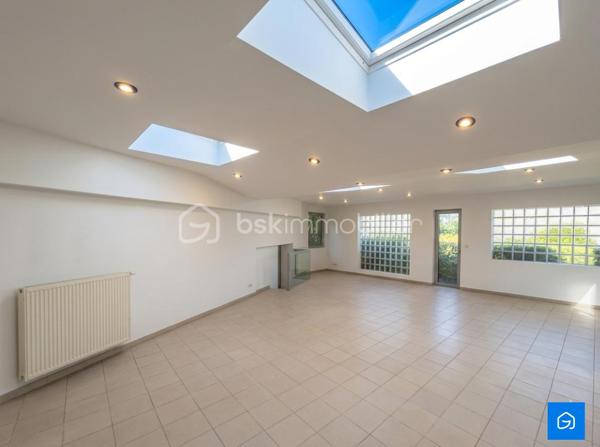 Plongez dans un univers d'élégance rare. BSK IMMOBILIER vous présente cette demeure de prestige s'étendant sur 357 m² habitables sur une parcelle exceptionnelle d'environ 3500 m².

L'une des pièces maîtresses de cette propriété est son espace de loisirs et de bien-être. Lumineuse grâce à de généreux puits de jour, elle abrite une somptueuse Piscine Intérieure ainsi qu'une vaste pièce, idéale pour y aménager votre salle de sport ou pour recevoir.

Au RDC : Un Hall d'entrée, un vaste Salon-Séjour lumineux avec poutres apparantes, une Cuisine prête à l'emploi, 3 Chambres, une Salle de bains et un WC.

Au premier étage : 2 Chambres supplémentaires, une Salle d'eau et un WC.

Sous-sol complet : Un espace total sous toute la surface de la Maison comprenant un grand Garage ainsi que plusieurs pièces pouvant servir de Stockage/Atelier.

Vous disposerez également d'un vaste espace de Bureau attenant à la maison, offrant un cadre idéal pour le télétravail ou l'exercice d'une profession libérale.

- Menuiseries PVC / BOIS Double Vitrage
- Chauffage Fioul par radiateurs
- Toiture Ardoise

N'hésitez pas à me contacter pour plus d'informations ou pour organiser votre visite !