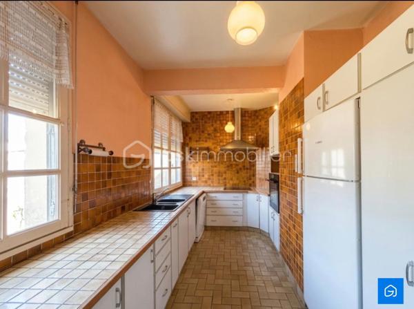 Plongez dans un univers d'élégance rare. BSK IMMOBILIER vous présente cette demeure de prestige s'étendant sur 357 m² habitables sur une parcelle exceptionnelle d'environ 3500 m².

L'une des pièces maîtresses de cette propriété est son espace de loisirs et de bien-être. Lumineuse grâce à de généreux puits de jour, elle abrite une somptueuse Piscine Intérieure ainsi qu'une vaste pièce, idéale pour y aménager votre salle de sport ou pour recevoir.

Au RDC : Un Hall d'entrée, un vaste Salon-Séjour lumineux avec poutres apparantes, une Cuisine prête à l'emploi, 3 Chambres, une Salle de bains et un WC.

Au premier étage : 2 Chambres supplémentaires, une Salle d'eau et un WC.

Sous-sol complet : Un espace total sous toute la surface de la Maison comprenant un grand Garage ainsi que plusieurs pièces pouvant servir de Stockage/Atelier.

Vous disposerez également d'un vaste espace de Bureau attenant à la maison, offrant un cadre idéal pour le télétravail ou l'exercice d'une profession libérale.

- Menuiseries PVC / BOIS Double Vitrage
- Chauffage Fioul par radiateurs
- Toiture Ardoise

N'hésitez pas à me contacter pour plus d'informations ou pour organiser votre visite !