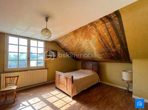 Plongez dans un univers d'élégance rare. BSK IMMOBILIER vous présente cette demeure de prestige s'étendant sur 357 m² habitables sur une parcelle exceptionnelle d'environ 3500 m².

L'une des pièces maîtresses de cette propriété est son espace de loisirs et de bien-être. Lumineuse grâce à de généreux puits de jour, elle abrite une somptueuse Piscine Intérieure ainsi qu'une vaste pièce, idéale pour y aménager votre salle de sport ou pour recevoir.

Au RDC : Un Hall d'entrée, un vaste Salon-Séjour lumineux avec poutres apparantes, une Cuisine prête à l'emploi, 3 Chambres, une Salle de bains et un WC.

Au premier étage : 2 Chambres supplémentaires, une Salle d'eau et un WC.

Sous-sol complet : Un espace total sous toute la surface de la Maison comprenant un grand Garage ainsi que plusieurs pièces pouvant servir de Stockage/Atelier.

Vous disposerez également d'un vaste espace de Bureau attenant à la maison, offrant un cadre idéal pour le télétravail ou l'exercice d'une profession libérale.

- Menuiseries PVC / BOIS Double Vitrage
- Chauffage Fioul par radiateurs
- Toiture Ardoise

N'hésitez pas à me contacter pour plus d'informations ou pour organiser votre visite !