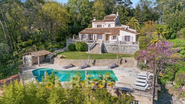 Villa Provençale sur un terrain de 7000m2 dans un domaine privé à Roquefort-Les-Pins