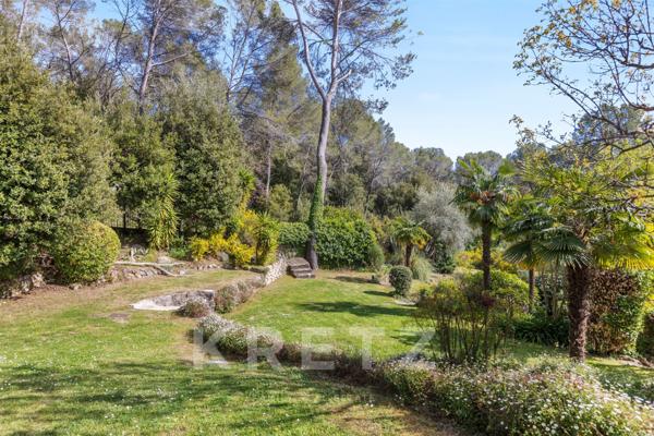 Villa Provençale sur un terrain de 7000m2 dans un domaine privé à Roquefort-Les-Pins