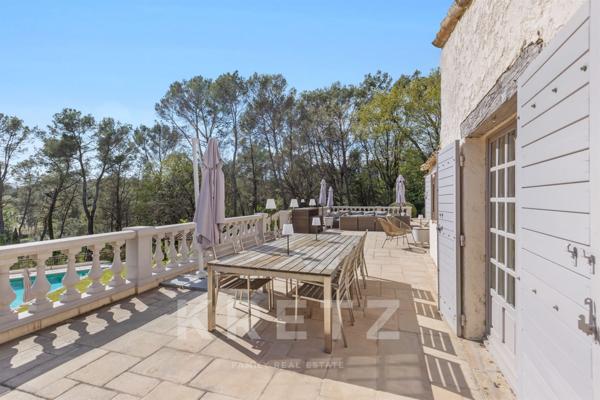Villa Provençale sur un terrain de 7000m2 dans un domaine privé à Roquefort-Les-Pins