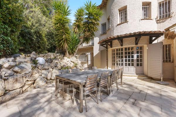 Villa Provençale sur un terrain de 7000m2 dans un domaine privé à Roquefort-Les-Pins