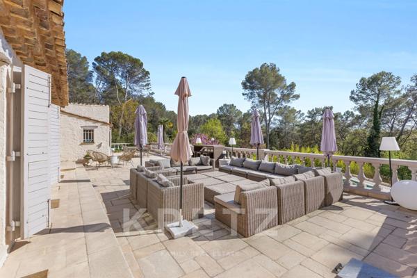 Villa Provençale sur un terrain de 7000m2 dans un domaine privé à Roquefort-Les-Pins