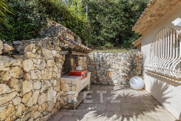 Villa Provençale sur un terrain de 7000m2 dans un domaine privé à Roquefort-Les-Pins